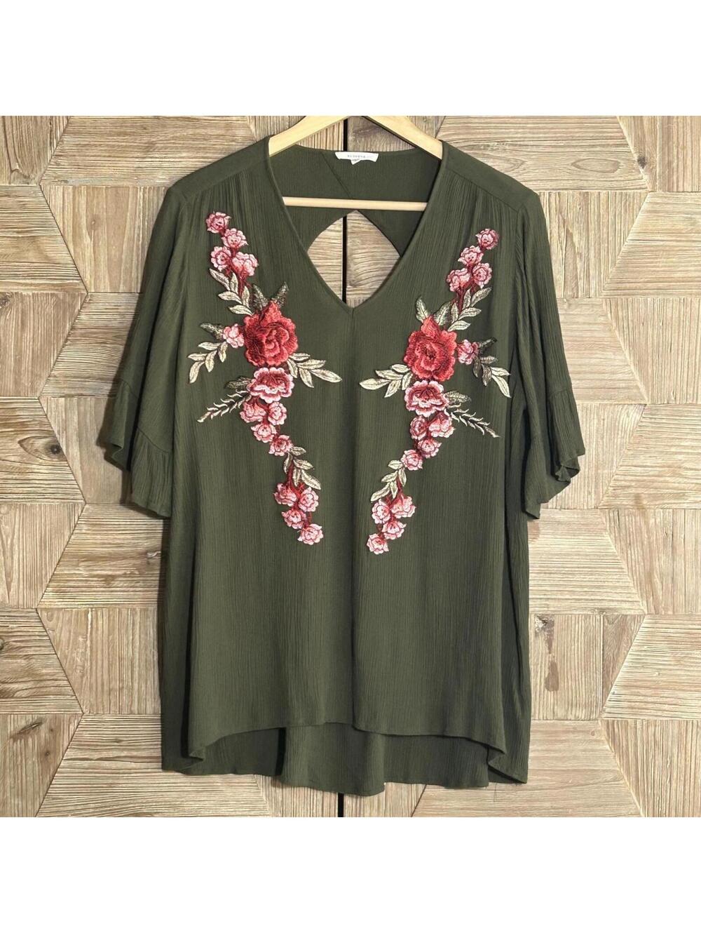 Pleione Olive Green Embroidered Floral Top Large Keyhole Short Sleeve Boho